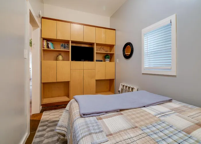 Southern Charmer-Historic District Downtown-Front Porch-Walk Score 90!!-Private Parking-1 Minute To Forsyth Park