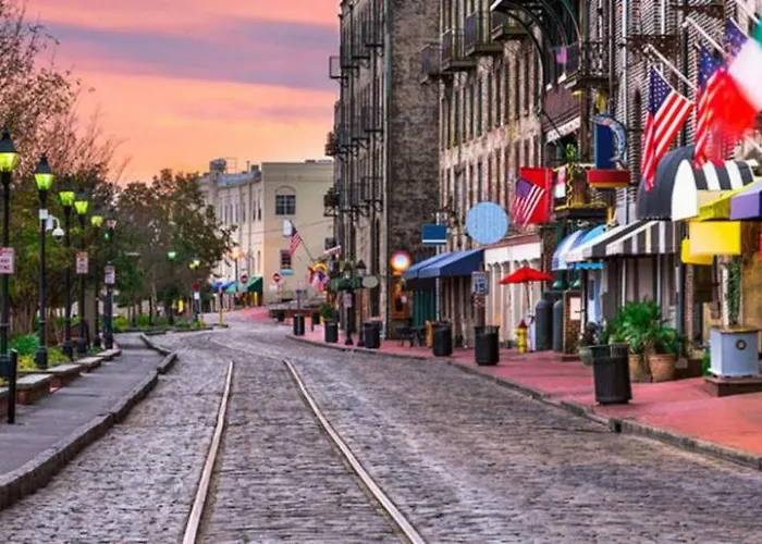 Southern Charmer-Historic District Downtown-Front Porch-Walk Score 90!!-Private Parking-1 Minute To Forsyth Park