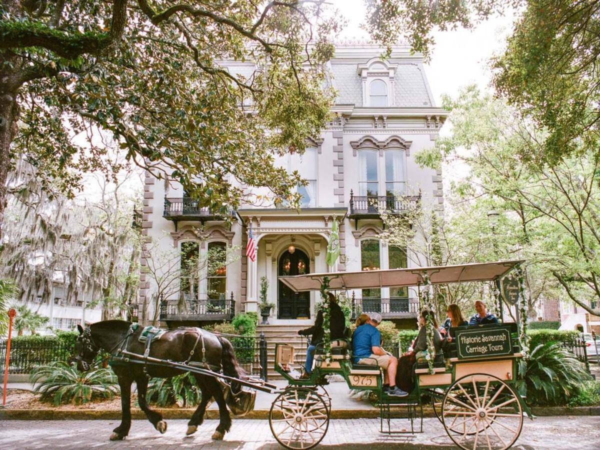 Casa de Férias Southern Charmer-historic District Downtown-front Porch-walk Score 90!!-private Parking-1 Minute To Forsyth Park Savannah