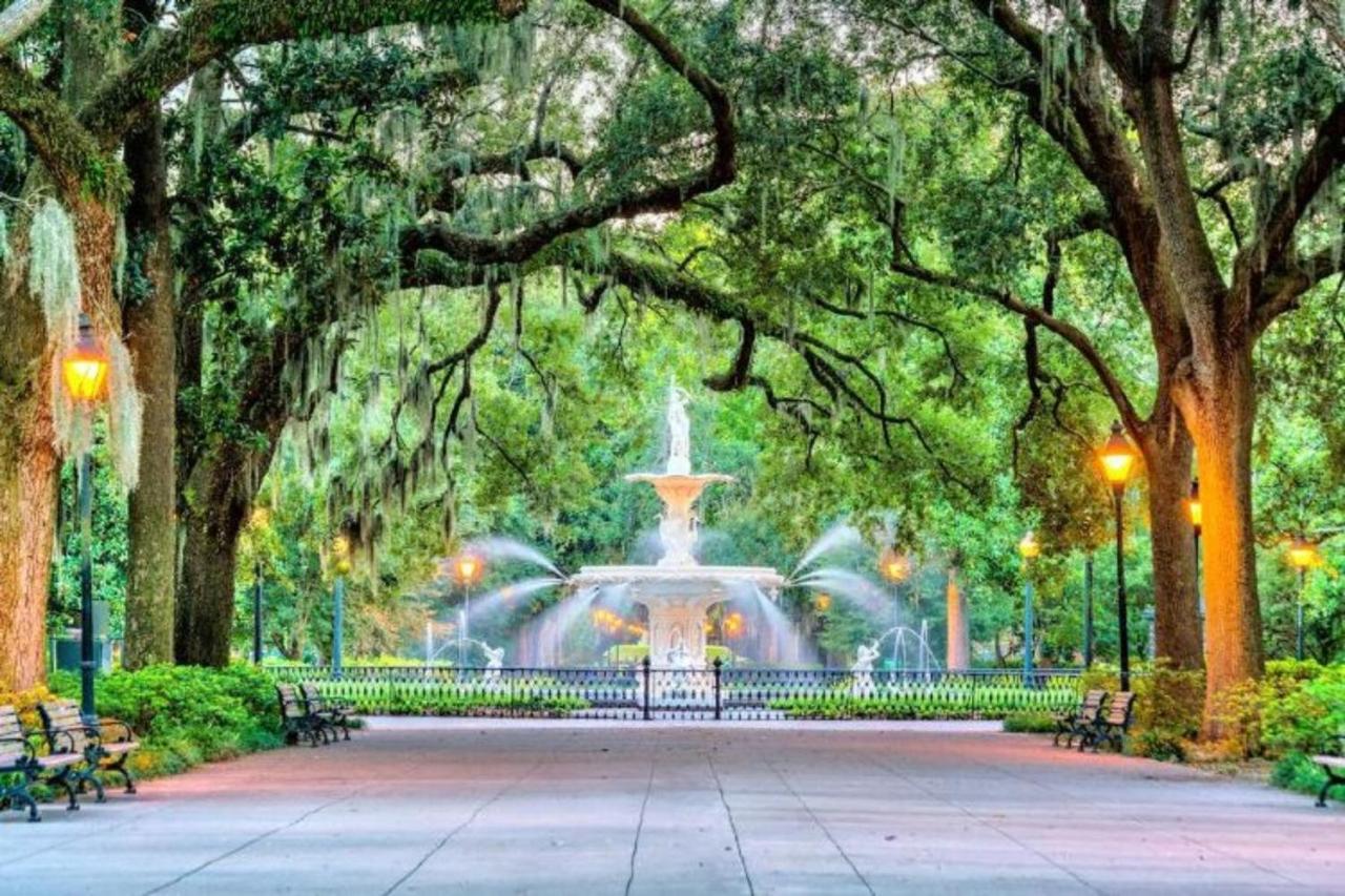 Southern Charmer-historic District Downtown-front Porch-walk Score 90!!-private Parking-1 Minute To Forsyth Park * Savannah