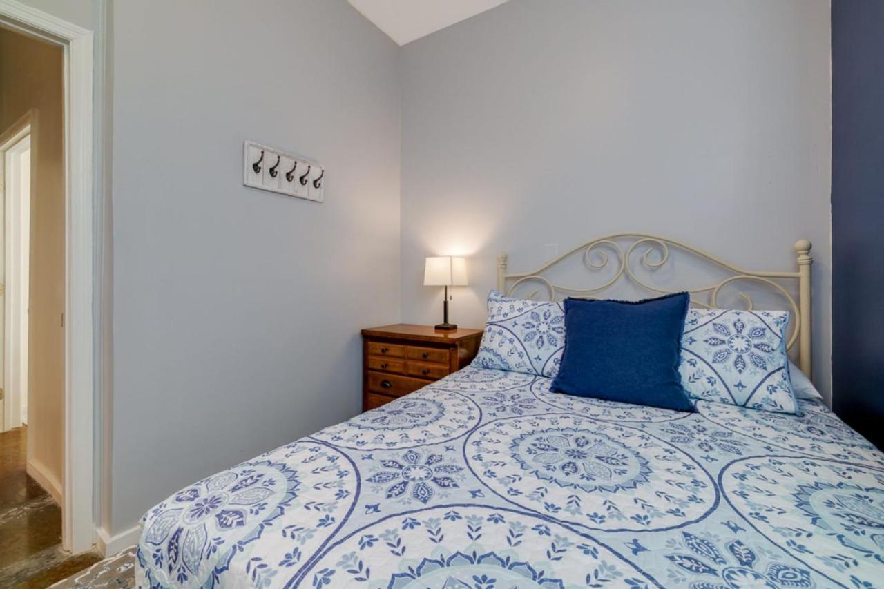 Casa de Férias Southern Charmer-historic District Downtown-front Porch-walk Score 90!!-private Parking-1 Minute To Forsyth Park *