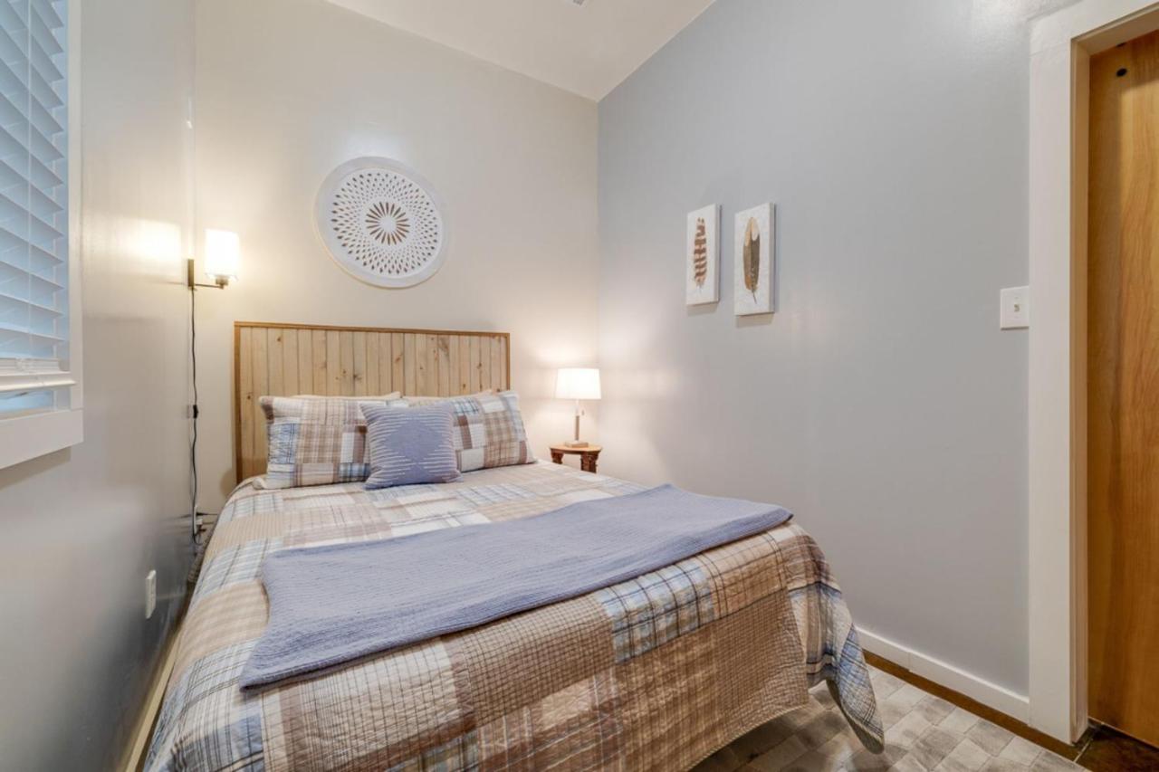 Southern Charmer-historic District Downtown-front Porch-walk Score 90!!-private Parking-1 Minute To Forsyth Park Casa de Férias