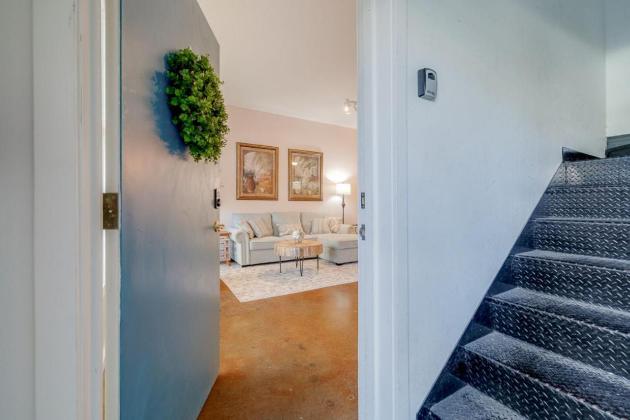 Casa de Férias Southern Charmer-historic District Downtown-front Porch-walk Score 90!!-private Parking-1 Minute To Forsyth Park Savannah