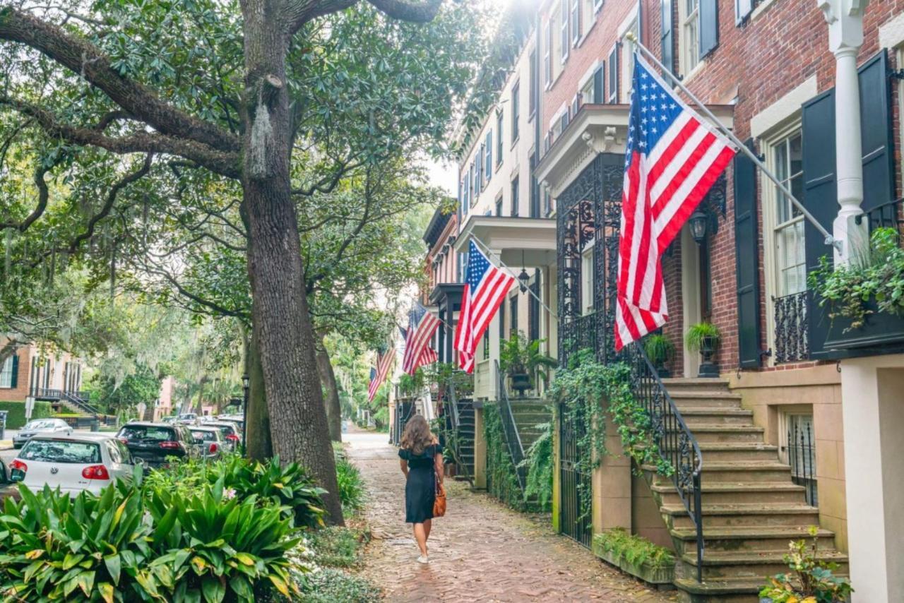 Southern Charmer-historic District Downtown-front Porch-walk Score 90!!-private Parking-1 Minute To Forsyth Park Casa de Férias Savannah