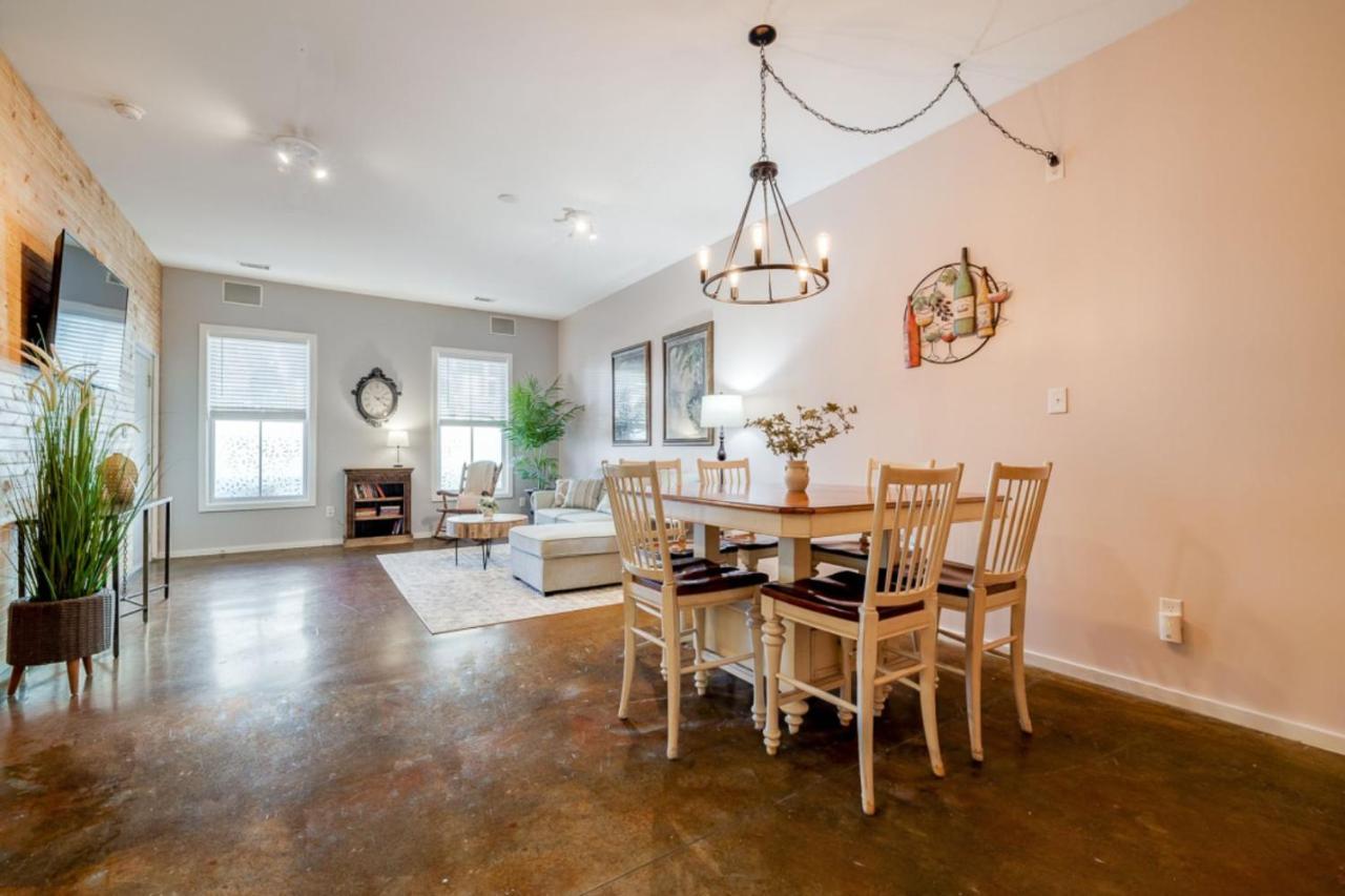 Casa de Férias Southern Charmer-historic District Downtown-front Porch-walk Score 90!!-private Parking-1 Minute To Forsyth Park *