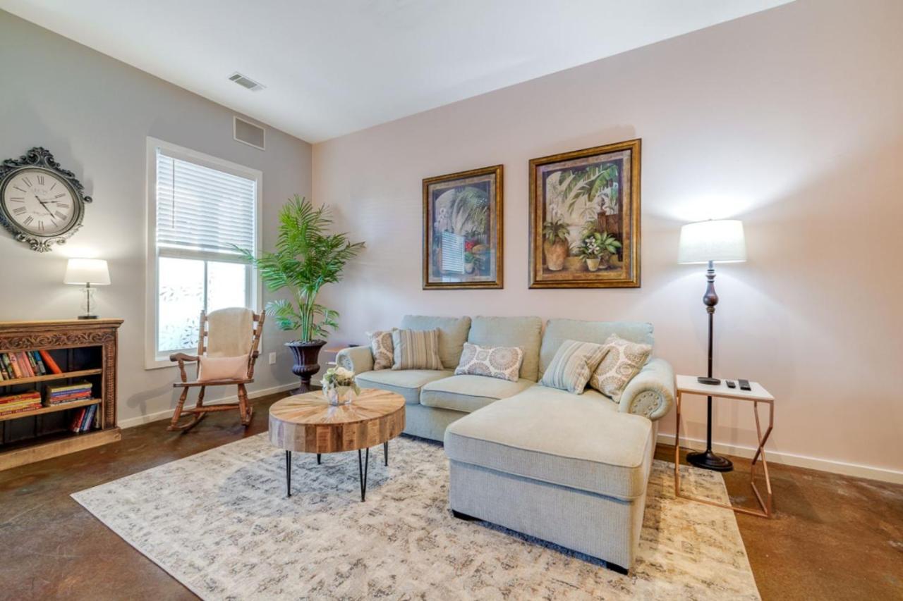 Southern Charmer-historic District Downtown-front Porch-walk Score 90!!-private Parking-1 Minute To Forsyth Park Casa de Férias