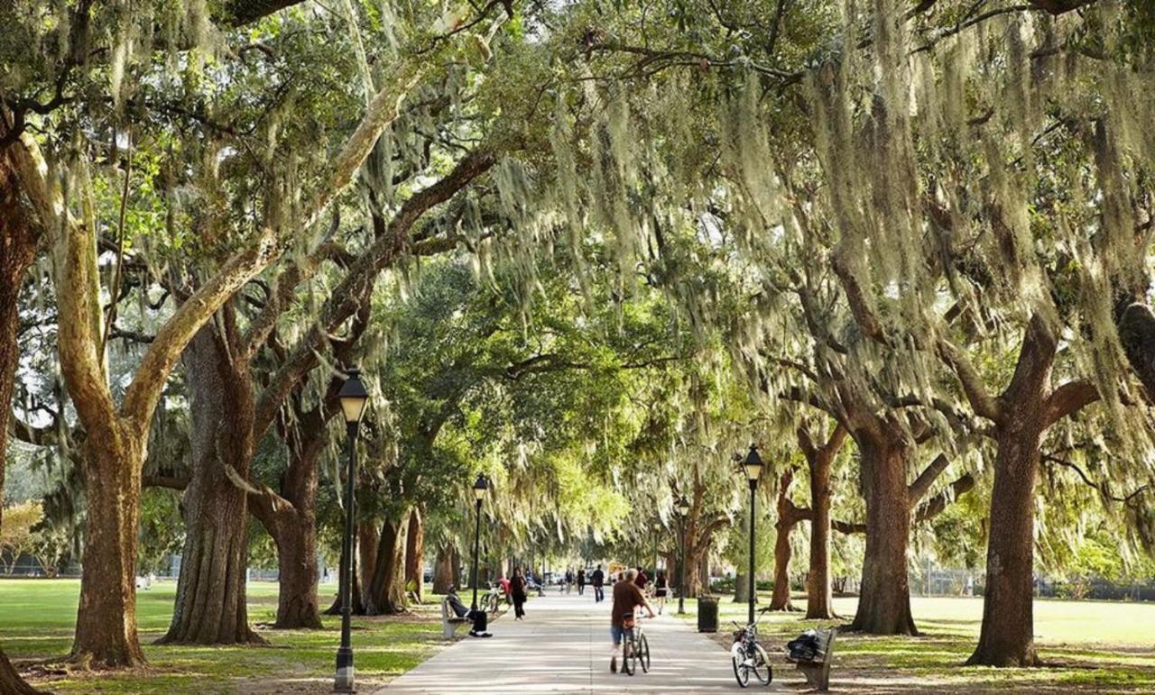 Southern Charmer-historic District Downtown-front Porch-walk Score 90!!-private Parking-1 Minute To Forsyth Park Casa de Férias *