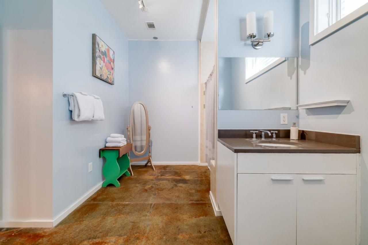 Casa de Férias Southern Charmer-historic District Downtown-front Porch-walk Score 90!!-private Parking-1 Minute To Forsyth Park Savannah