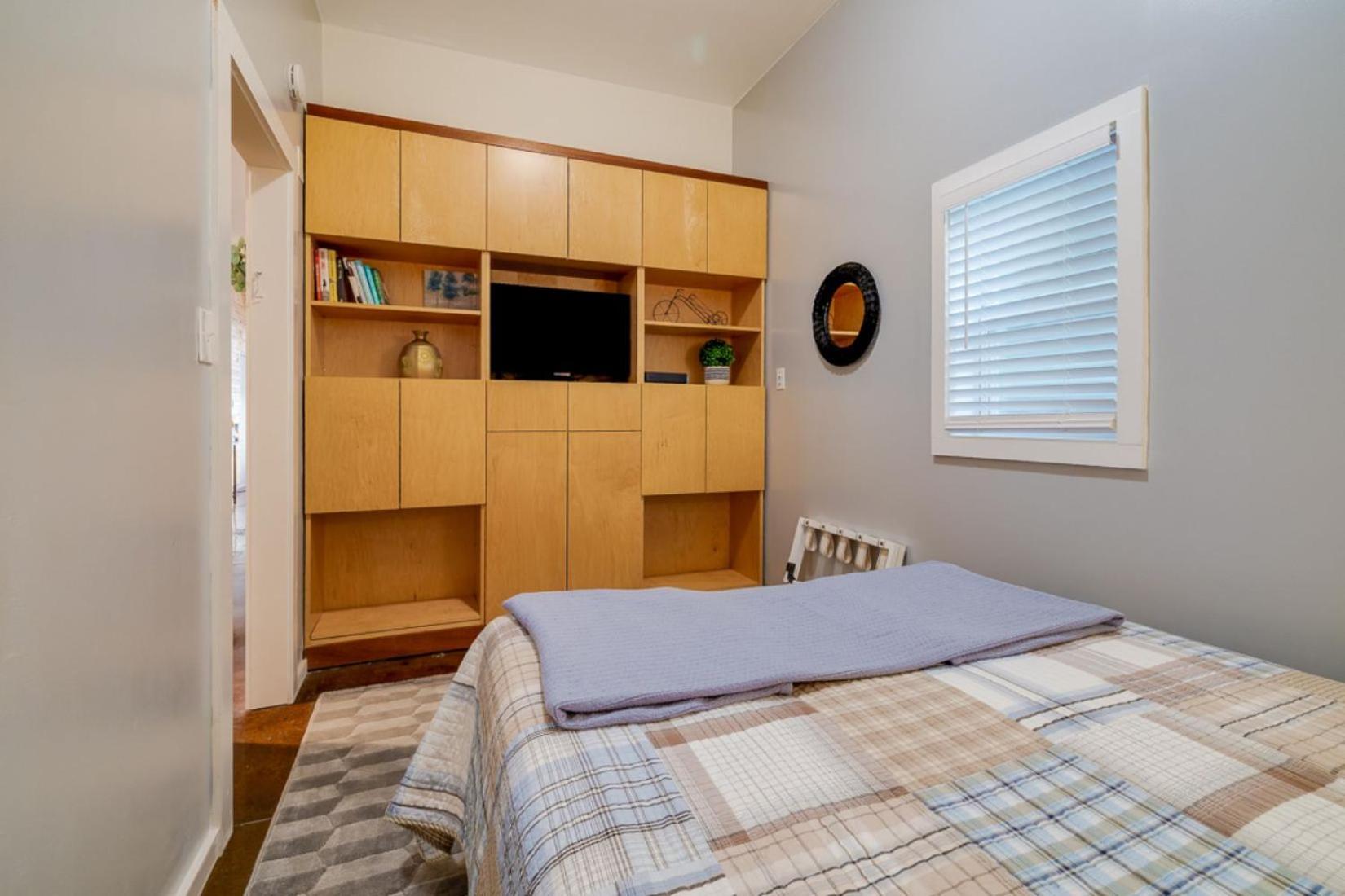 Casa de Férias Southern Charmer-historic District Downtown-front Porch-walk Score 90!!-private Parking-1 Minute To Forsyth Park