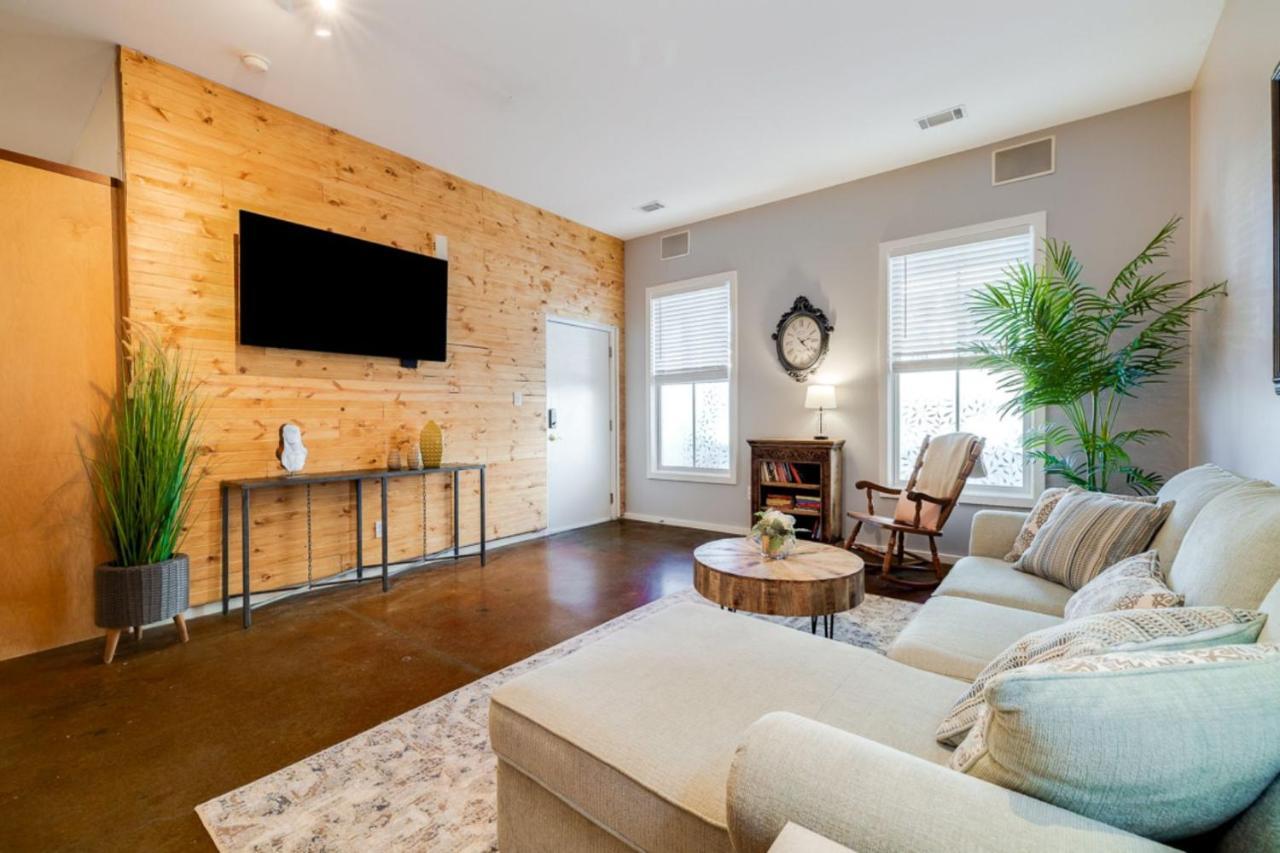 Southern Charmer-historic District Downtown-front Porch-walk Score 90!!-private Parking-1 Minute To Forsyth Park * Savannah