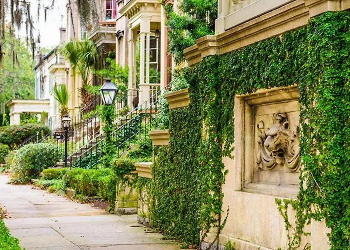 Southern Charmer-Historic District Downtown-Front Porch-Walk Score 90!!-Private Parking-1 Minute To Forsyth Park