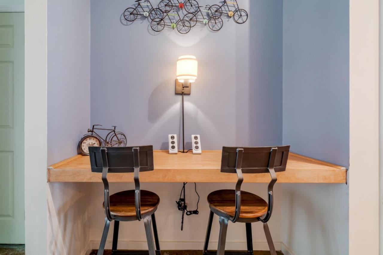 Southern Charmer-historic District Downtown-front Porch-walk Score 90!!-private Parking-1 Minute To Forsyth Park Ferienhaus