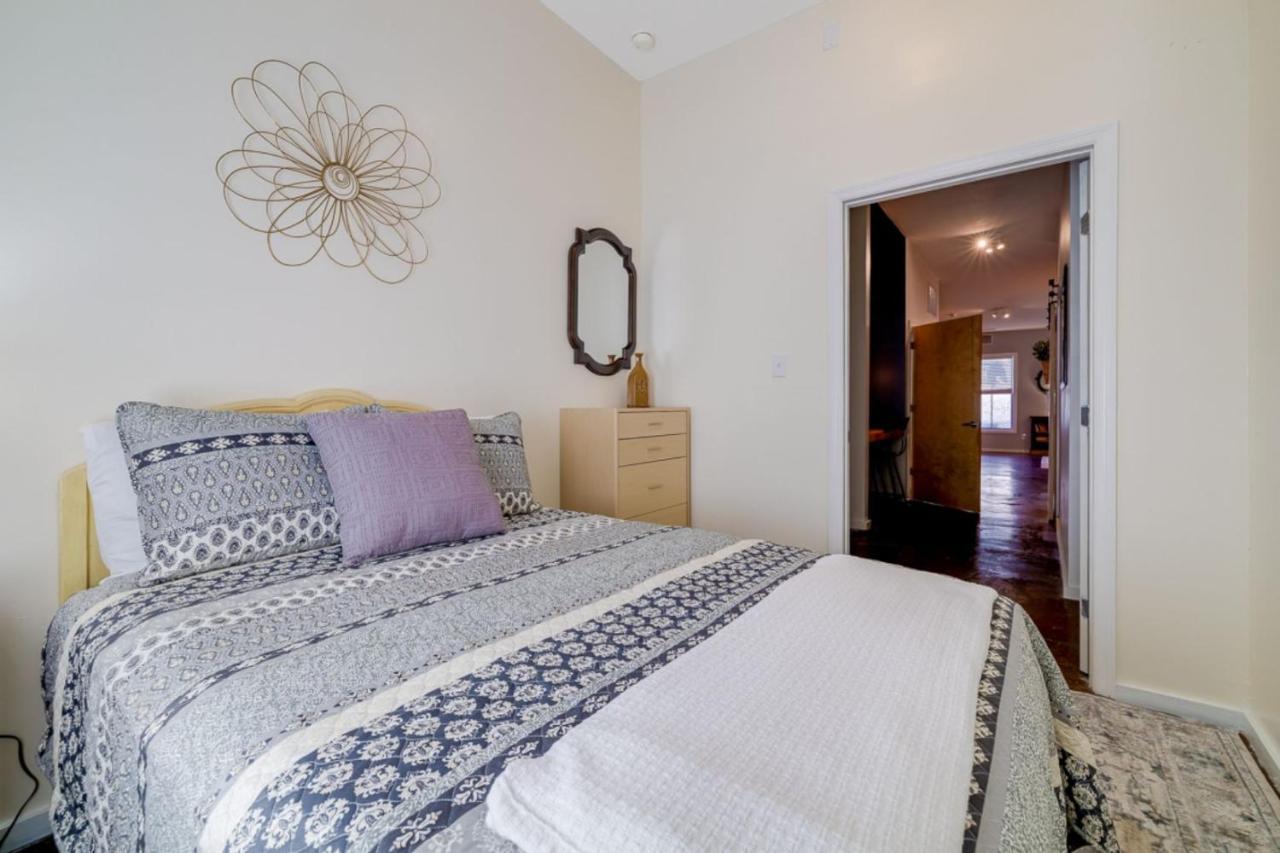 Southern Charmer-historic District Downtown-front Porch-walk Score 90!!-private Parking-1 Minute To Forsyth Park Ferienhaus