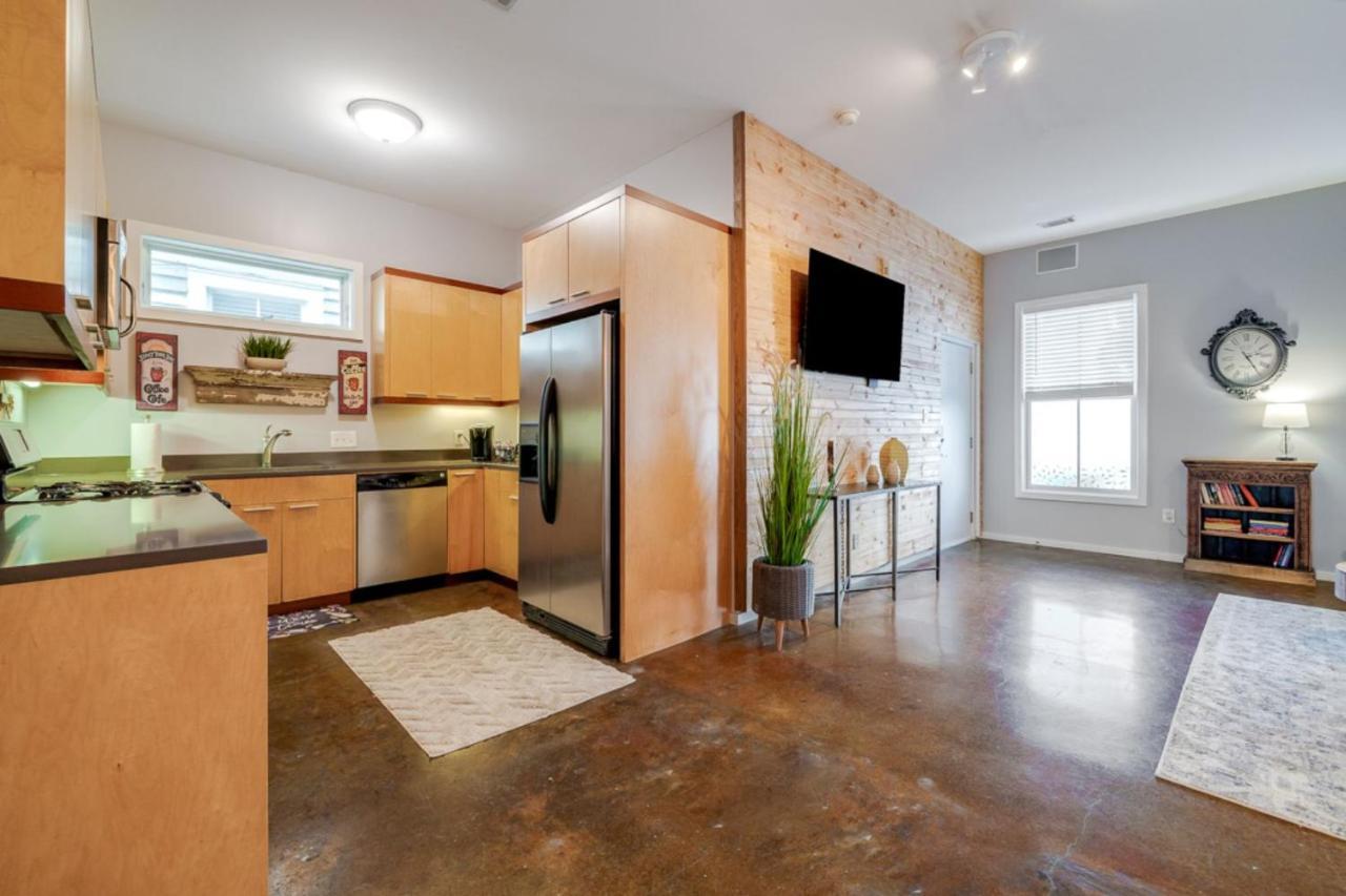 Southern Charmer-historic District Downtown-front Porch-walk Score 90!!-private Parking-1 Minute To Forsyth Park Ferienhaus