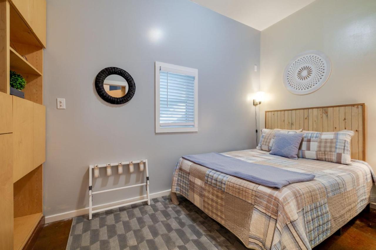 Southern Charmer-historic District Downtown-front Porch-walk Score 90!!-private Parking-1 Minute To Forsyth Park Ferienhaus *