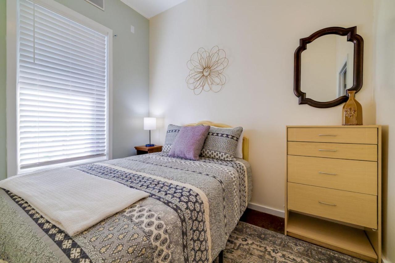 Southern Charmer-historic District Downtown-front Porch-walk Score 90!!-private Parking-1 Minute To Forsyth Park Holiday home *