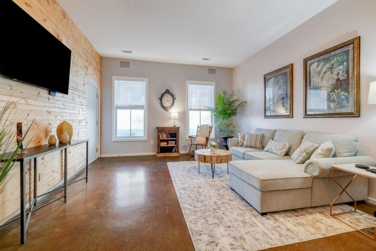 Ferienhaus Southern Charmer-historic District Downtown-front Porch-walk Score 90!!-private Parking-1 Minute To Forsyth Park