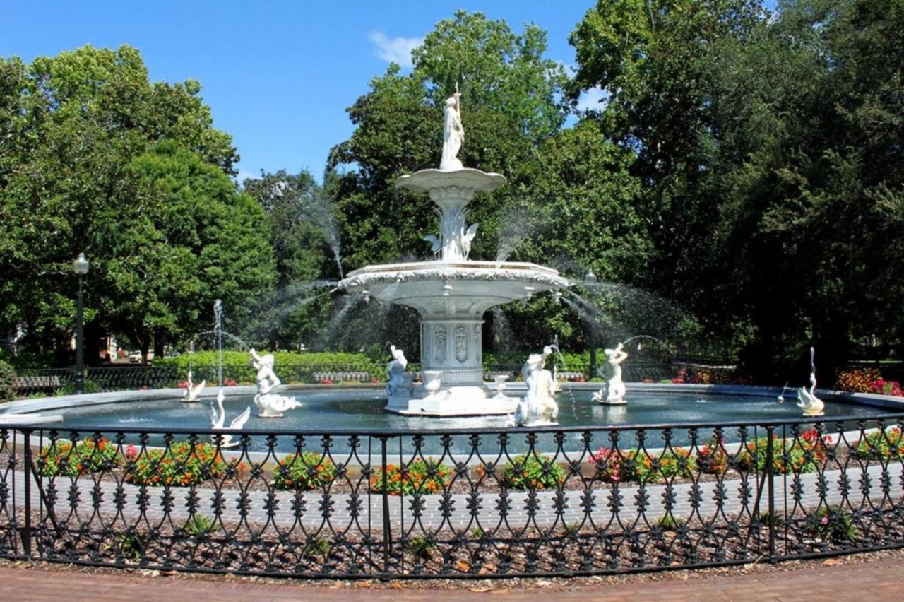 Ferienhaus Southern Charmer-historic District Downtown-front Porch-walk Score 90!!-private Parking-1 Minute To Forsyth Park